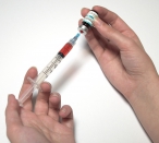Ostravští lékaři nabízeli „vakcínu na rakovinu“. Kritici mluví o pokusech na lidech