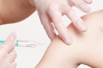 Čeští rodiče věří mýtům o očkování, hrozí návrat vážných nemocí