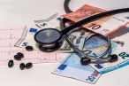 Cizinci dluží nemocnicím v Česku desítky milionů. Řešení ministerstva je podle kritiků nedostatečné