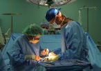 Máme tu generaci nešikovných chirurgů, říká přednosta z VFN. Viní mobily a počítače