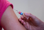Výzkum české vakcíny za směšné peníze hraničí s naivitou, varují odborníci